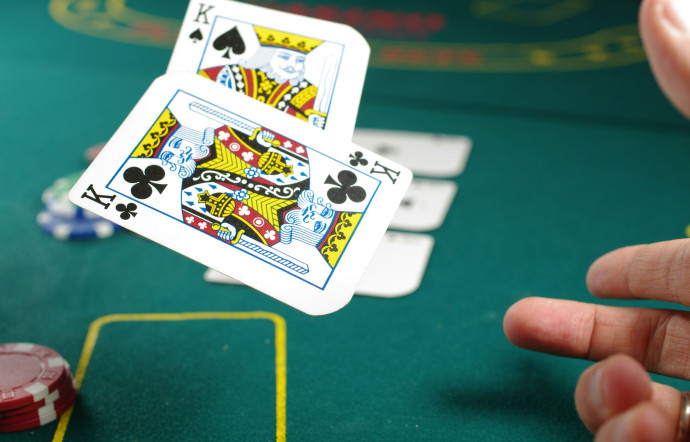 Les outs désignent le nombre de cartes utiles restantes pour améliorer son jeu, et les informations disponibles évoluent au fur et à mesure que l’on tire de nouvelles cartes.