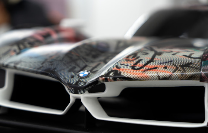 La reproduction d’une toile de Julie Mehretu habille la BMW M Hybrid V8.