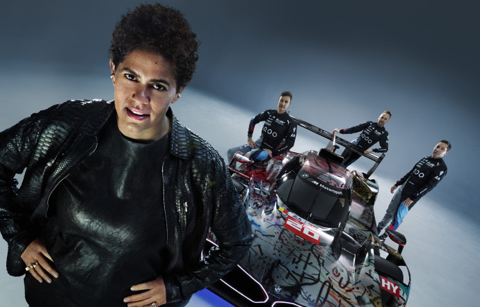 Julie Mehretu au premier plan avec, autour de son Art Car, les pilotes qui ont participé aux 24 heures du Mans pour BMW.