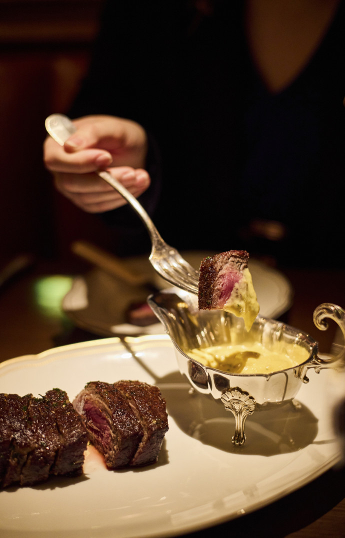 Le New York steak et sa sauce tartare.