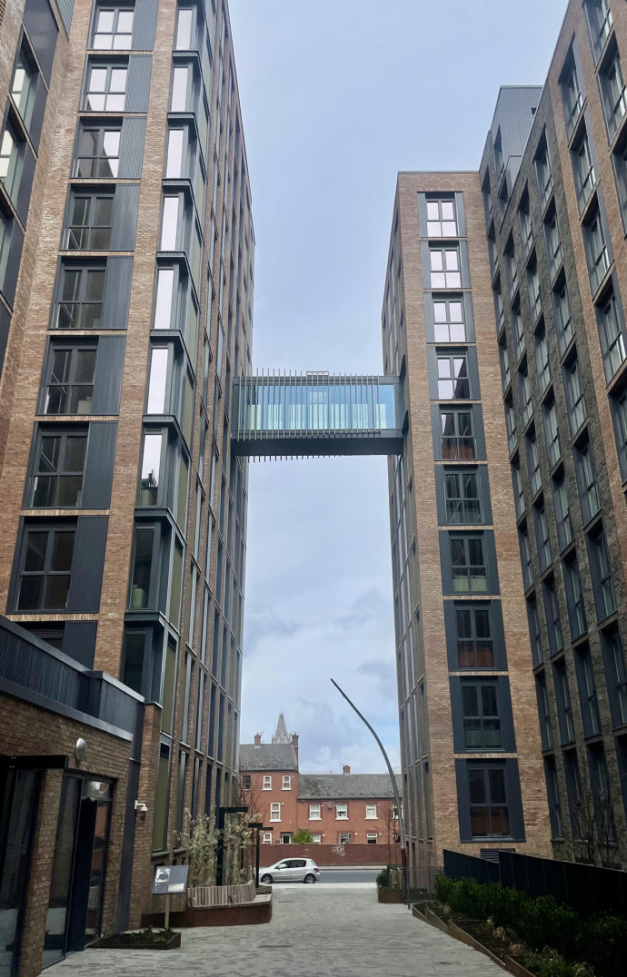 Un quartier en pleine modernisation avec de nouveaux immeubles.