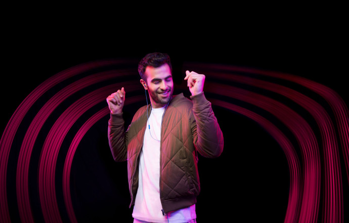 Dolby Atmos offre une expérience d’écoute immersive. Spatialisé, le son devient plus clair, plus profond, plus nuancé.