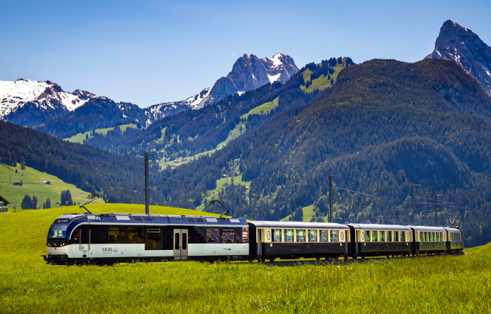 Le MOB, trésor suisse, sillonne à travers les montagnes.