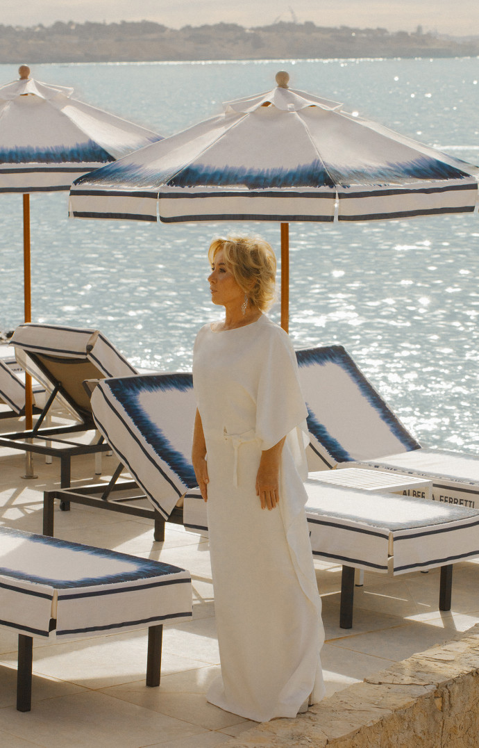 Alberta Ferretti sur la plage du Bombon Pool Club.