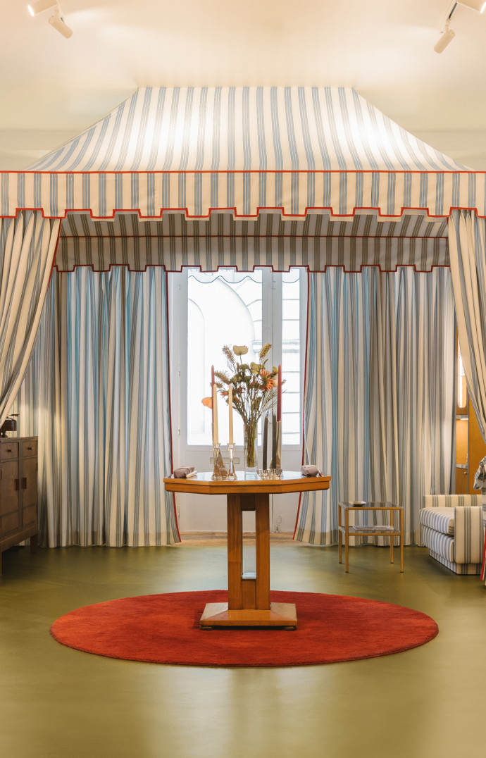 La tente napoléonienne de la boutique Cinabre.