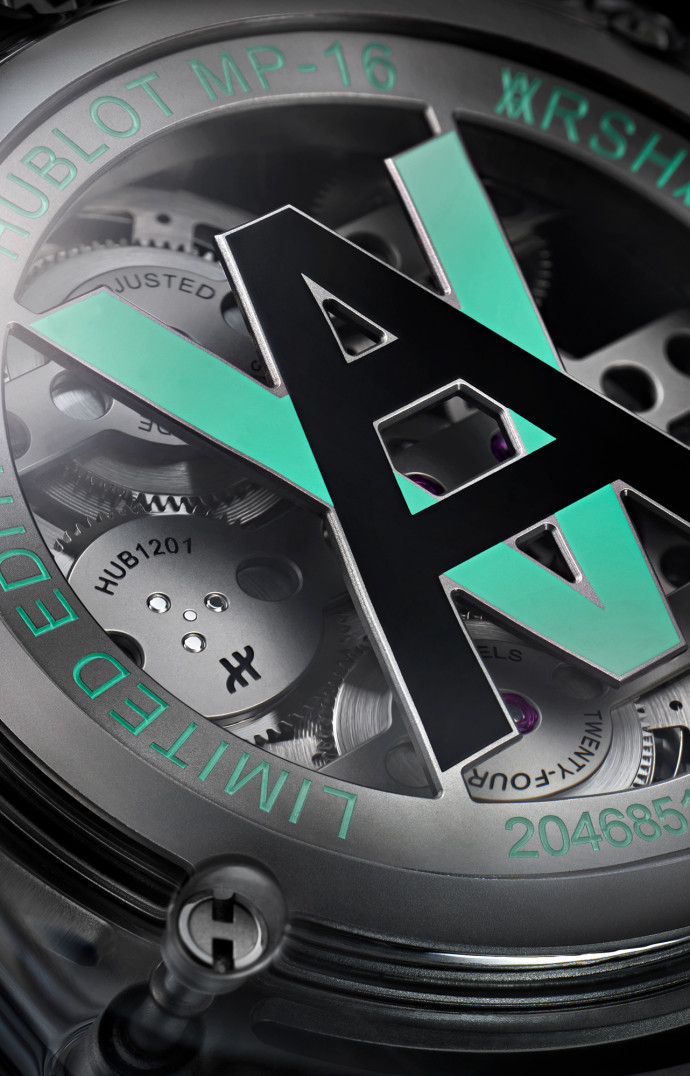 Les initiales de l’artiste signent la montre.