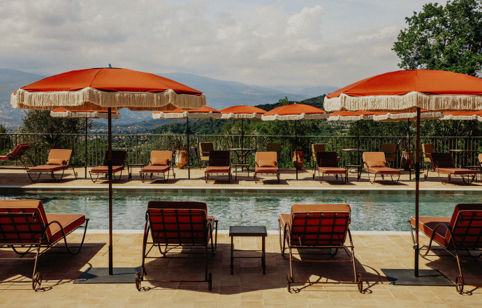 La piscine qui jouxte le spa se distingue clairement de sa voisine.