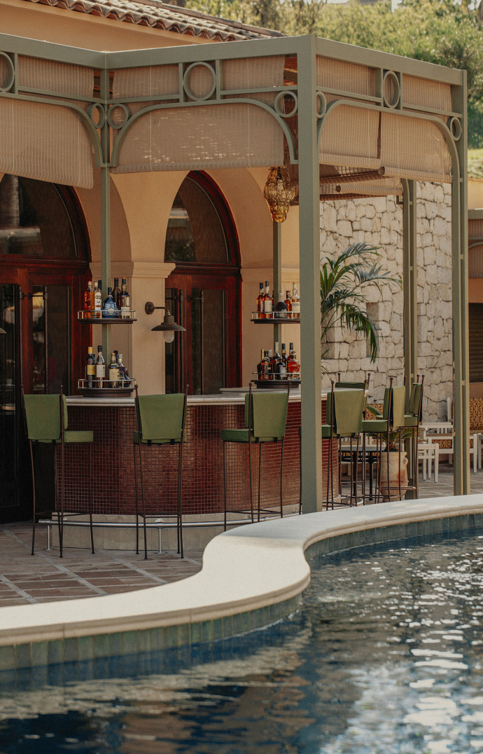Le rebord de la piscine offre des assises supplémentaires au pool bar.
