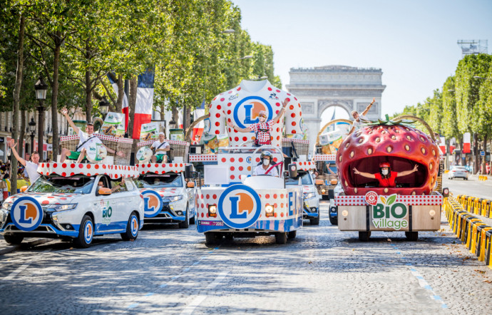 caravane du tour de france leclerc arrivée sur les champs élysées