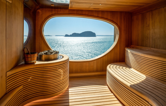 Le sauna du Champlain, navire « intimiste » de 131 m de la classe Ponant Explorer, limité à 184 passagers et équipé de 9 Zodiac. En prime, une vue sur mer.