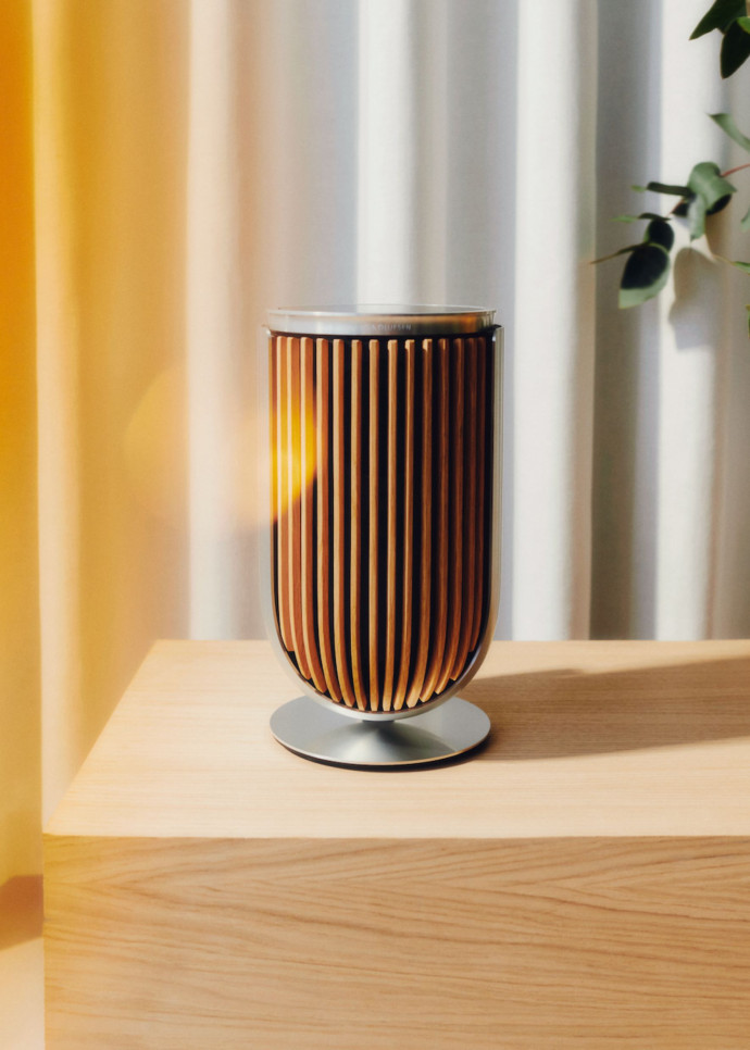 Le premier produit conçu par le célèbre designer Jacob Jensen pour B&O voit le jour en 1967, le tuner‑amplificateur Beomaster 5000. Suivront des dizaines de produits innovants et disruptifs, tant sur le plan technologique que du design, dont la platine vinyl.
