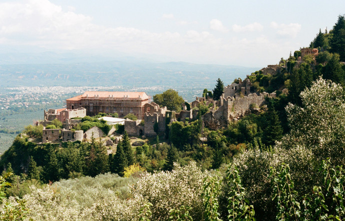 Les ruines du premier plateau de Mystras avec comme arrière-plan la région de Sparte.