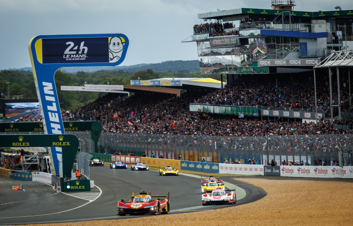 En course sur les 24 heures du Mans.