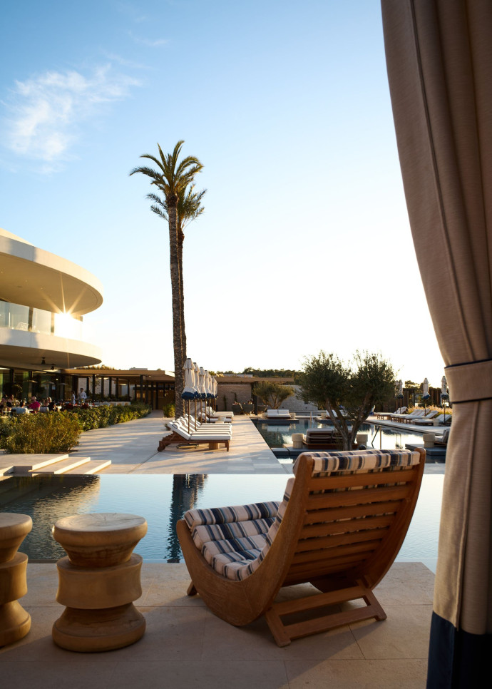 Dans un esprit Mid-Century méditerranéen très réussi, où les jardins grecs se confondent aux paysages, s’éparpillent 95 bungalows agrémentés d’une piscine privative, 18 résidences, ainsi que deux villas exceptionnelles.