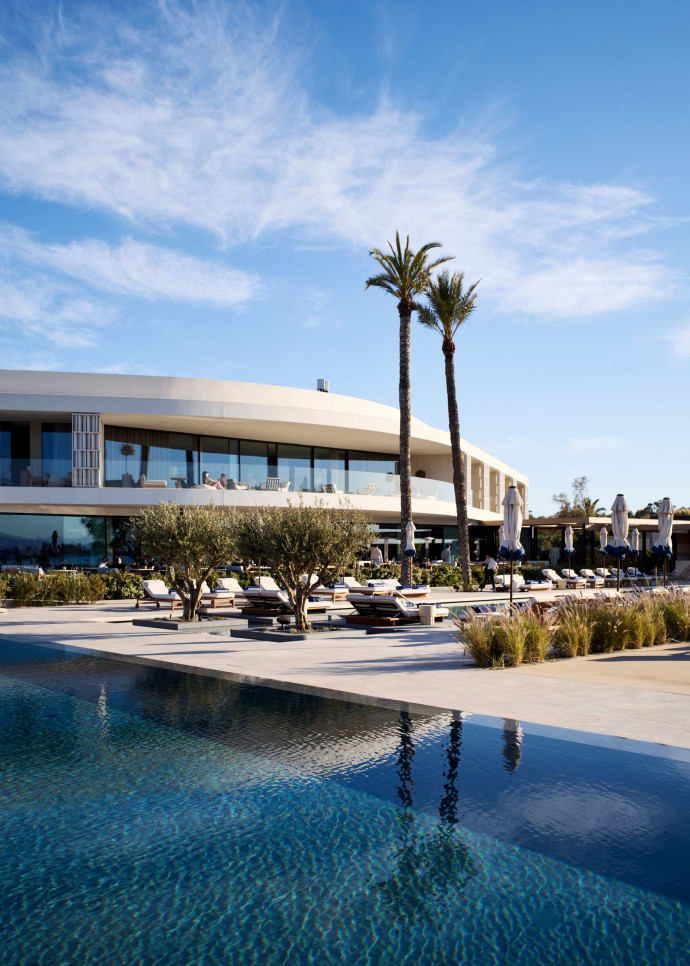 Deux piscines font face au restaurant Ora du chef gréco-italien Ettore Botrini – une étoile, mais beaucoup plus de talent – qui aime jouer aux énigmes gustatives de Mare Nostrum.