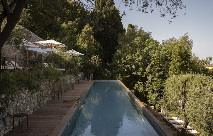 La piscine est perchée en haut du jardin, à l’abri du tumulte.