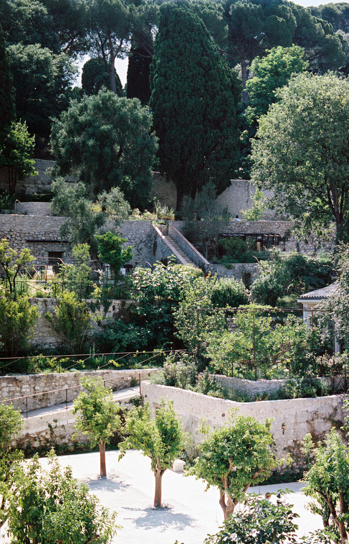 La cour du Couvent est protégée d’une part par un jardin suspendu.
