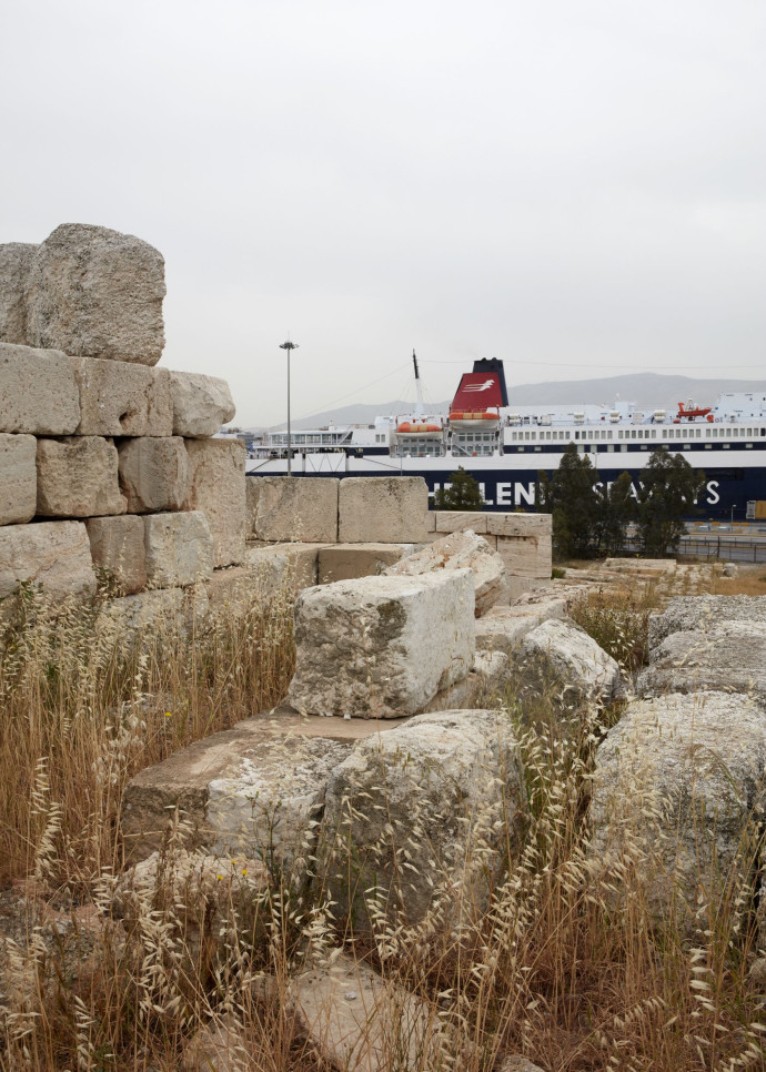 Le fait que leur port millénaire soit passé aux mains de Cosco Shipping, une société d’État chinoise, est donc ressenti par de nombreux Athéniens comme une douloureuse dépossession.