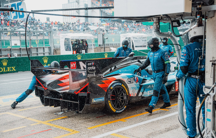 Pit stop sous la pluie pour l’écurie Alpine.