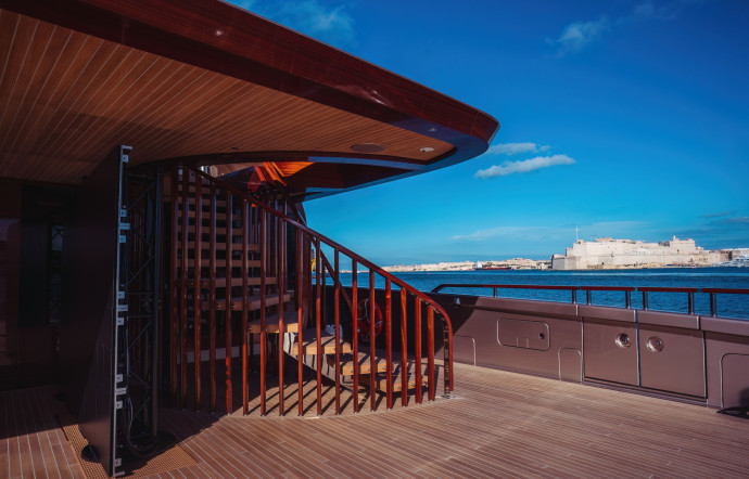Le pont arrière du bateau-musée Art Explora.