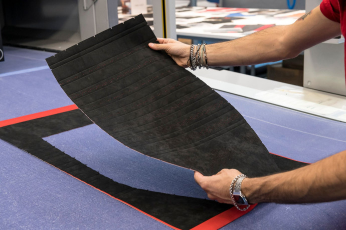 Si le savoir-faire d’Alcantara touche désormais le monde de la mode et d’autres univers plus grand public, l’entreprise a la volonté de mettre en avant la durabilité au sein de son cycle de fabrication.