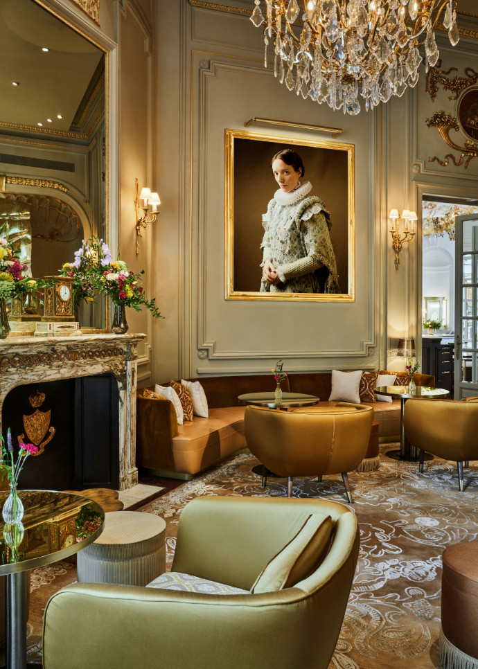 Portrait de l’artiste Melania Olcina, réalisé par Paula Anta, au bar de l’hôtel Ritz de Madrid.