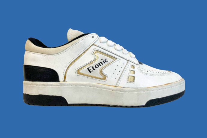 À partir de 1945, la basket « Etonic » devance l’ère de la société de loisirs et décline son savoir-faire au golf