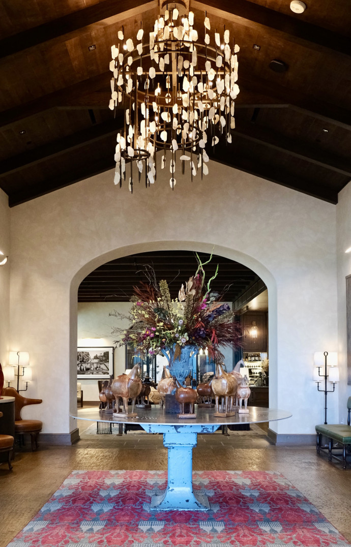 L’entrée, majestueuse, plonge les visiteurs dans l’ambiance cowboy… chic.