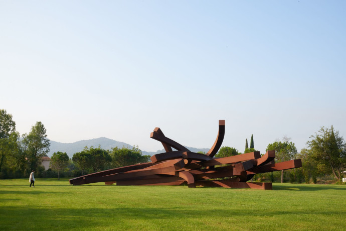 Œuvres de Bernar Venet, dans le parc de sculptures de la Fondation Venet, au Muy.