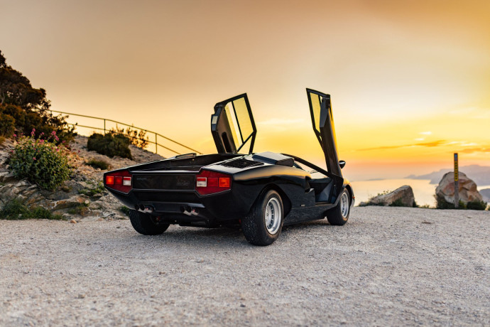 La Lamborghini Countach LP400 « Periscopio » et ses portes en élytres, qui lui donnent un look futuriste inoubliable.