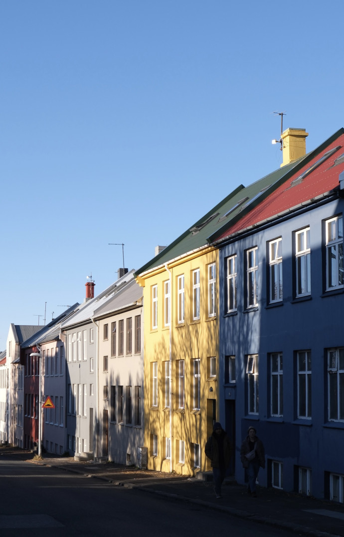 On dit que les Islandais peignent leurs maisons en couleur pour combattre la rudesse du manque de lumière en hiver.