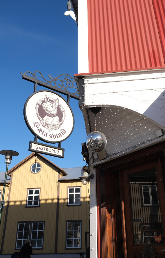 Dans Kvosin, les restaurants n’hésitent pas user de créativité pour sortir du lot.