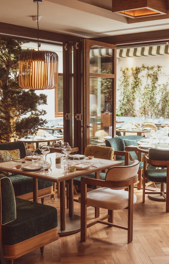 Le restaurant s’abrite aussi en intérieur, pour les jours moins ensoleillés…