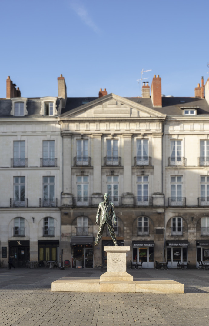 Philippe Ramette, Éloge du pas de côté, Place du Bouffay, Nantes.