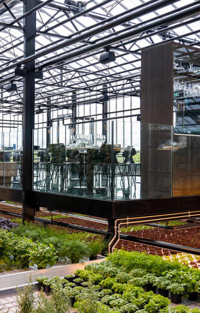 La salle du restaurant offre en toute transparence à voir les serres.