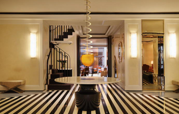 Une œuvre réalisée spécialement pour l’hôtel par Ron Arad trône dans le lobby.