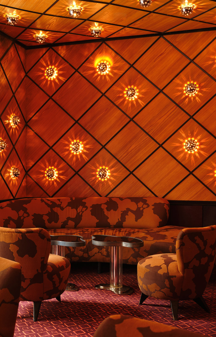 Jacques Grange a su créer une atmosphère bien particulière pour donner une personnalité au restaurant de l’hôtel.