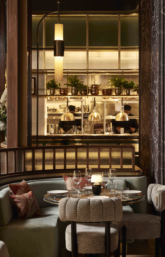 Humbert et Poyet, collaborateurs fidèles des adresses Beefbar, signent à nouveau le décor de ce restaurant.