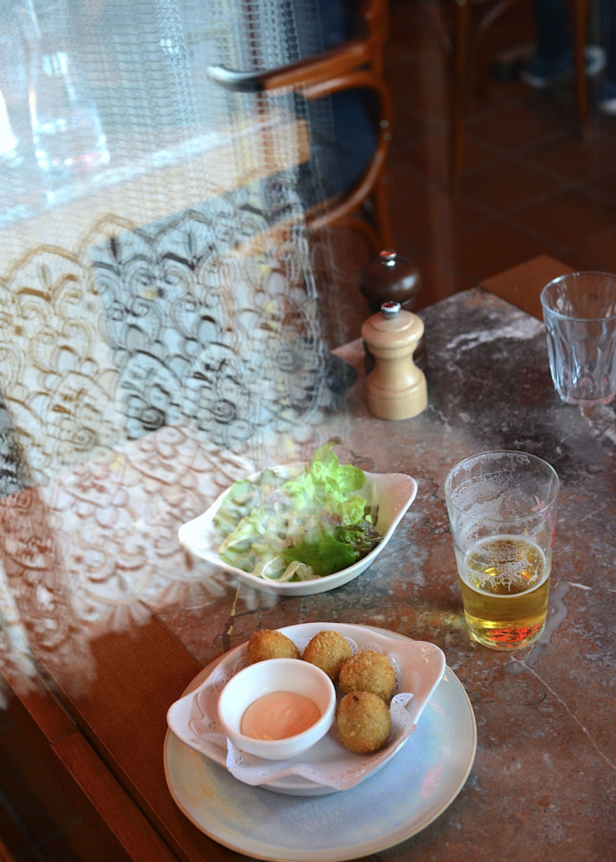 Croquettes de crevettes grises, spécialité locale, et bière belge au Café Commercial, à Anvers.