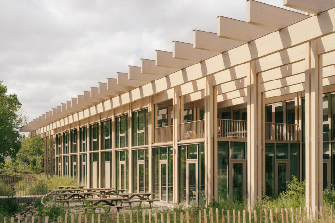 Ce nouveau bâtiment de bureaux offre un environnement de travail ouvert et flexible, immergé dans la nature foisonnante qui l’entoure, 2024 – TGL