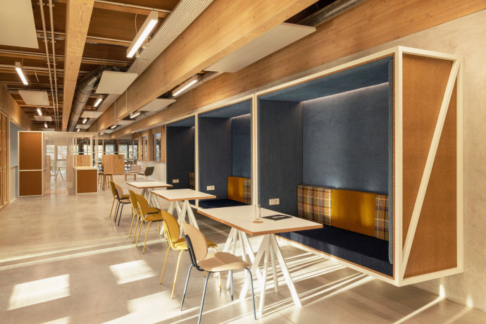 Conçu avec des matériaux de réemploi, le mobilier a en partie été fabriqué et mis au point avec les équipes de la Villette dans l’atelier situé sous la Grande Halle de la Villette.