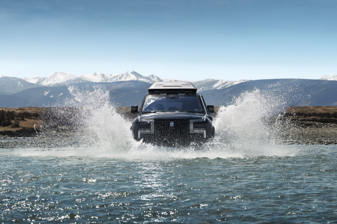 Le SUV hybride U8, de 1 200 ch, peut flotter.