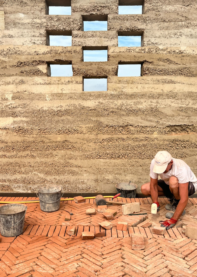 Sur le domaine provençal de Beaucastel, les nouveaux chais écologiques, réalisés avec la terre du site, révolutionnent l’architecture vitivinicole.