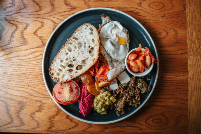 Un petit déjeuner écossais servi avec du haggis.