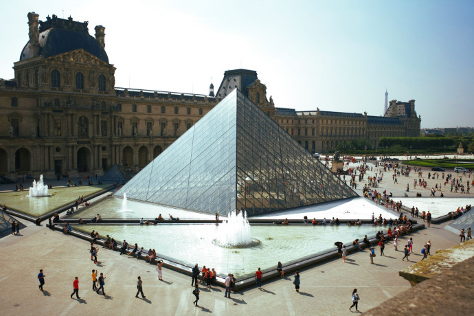 L’aile orientale du Louvre se défait du patronyme Sackler en 2019, suivi en 2022 du Guggenheim de New York, qui avait pourtant reçu 9 millions de dollars (8,4 M €), entre 1995 et 2015, pour créer un centre éducatif.