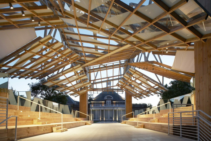 Le Serpentine Pavilion de Frank Gehry, édifié en 2008, mi‑amphithéâtre et mi‑promenade.