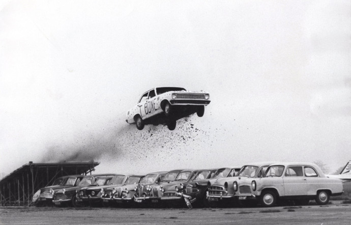 T-Bone Stunt Driver, 1975, épreuve argentique de presse, 20x25cm. © Keystone Press / Courtesy Barnabé Moinard Photographies