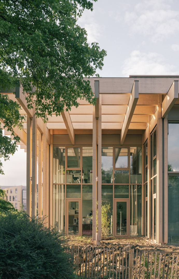 Pour obtenir le permis de construire, un accord est acté avec la Ville de Paris pour rétrocéder 5 000 m² de ce terrain privé au parc et ouvrir plus largement le site au public. © Charly Broyez