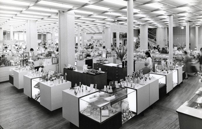 Le rayon parfumerie, Le Bon Marché, Paris.