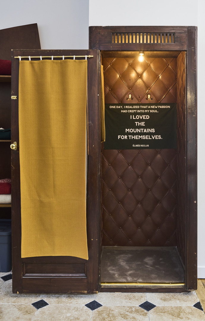 Les cabines d’essayage prennent place dans des anciennes cabines téléphoniques revues pour l’emploi.